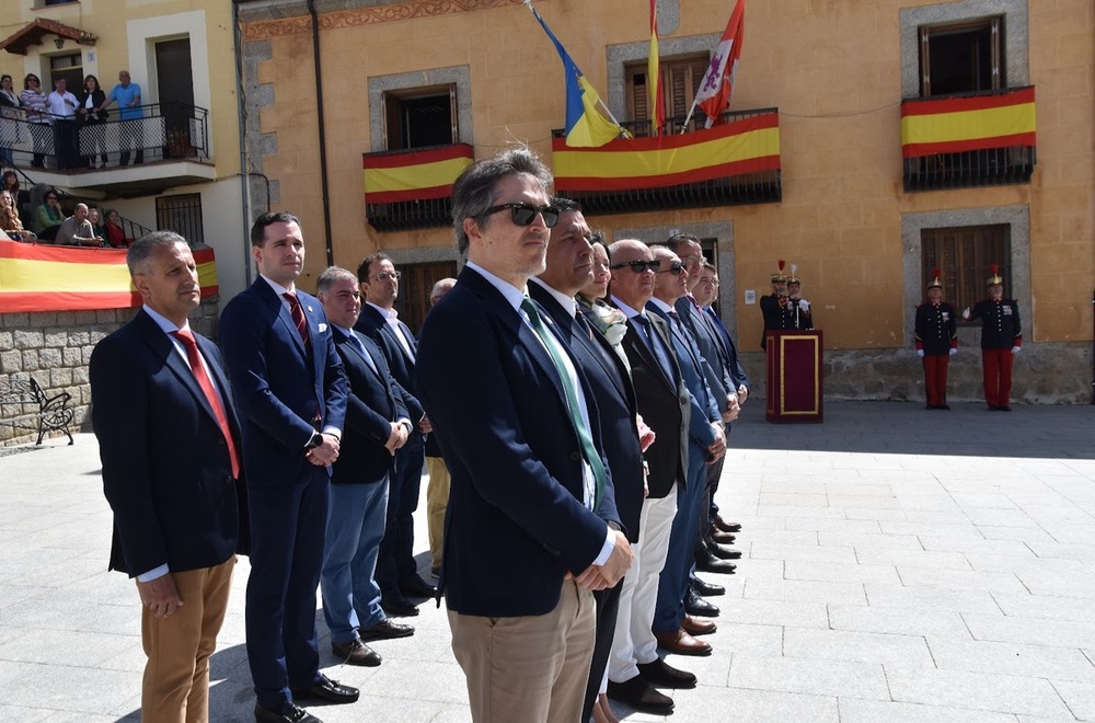 Autoridades asistentes al acto de homenaje a la Bandera de España celebrado en Burgohondo.