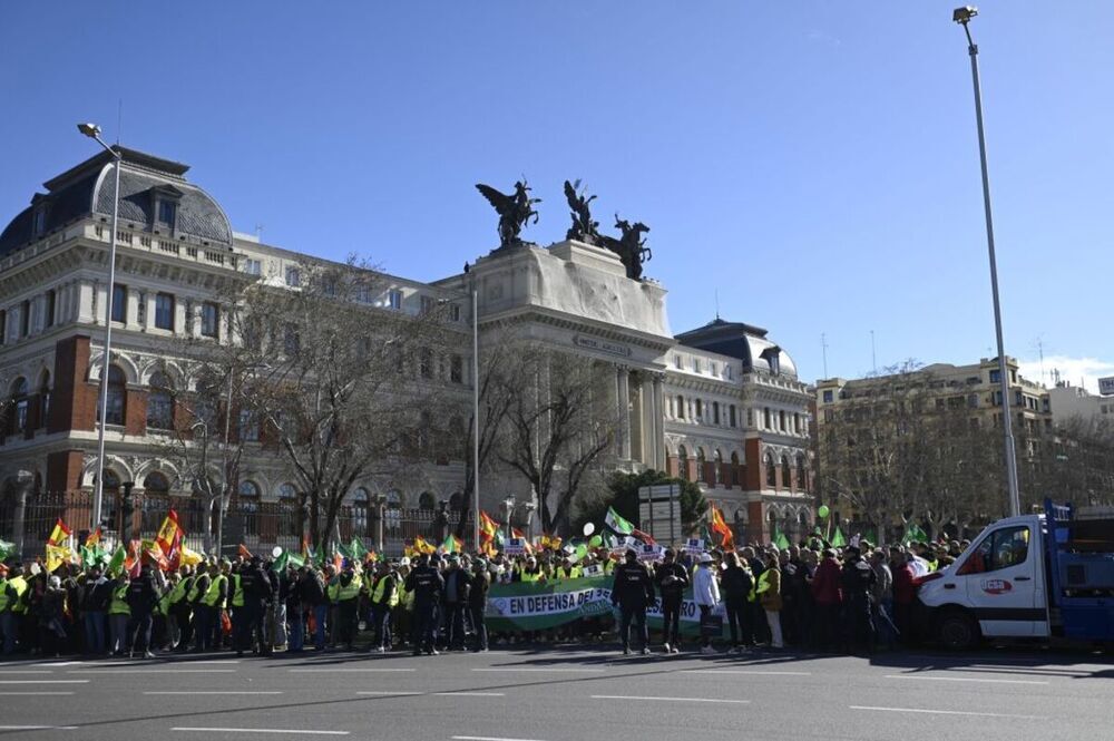 Agricultores durante una concentración frente al Ministerio de Agricultura, a 26 de febrero de 2024, en Madrid (España). Un centenar de tractores y miles de agricultores, convocados por las organizaciones agrarias Asaja, COAG y UPA, procedentes de to  / ALBERTO ORTEGA   EUROPA PRESS