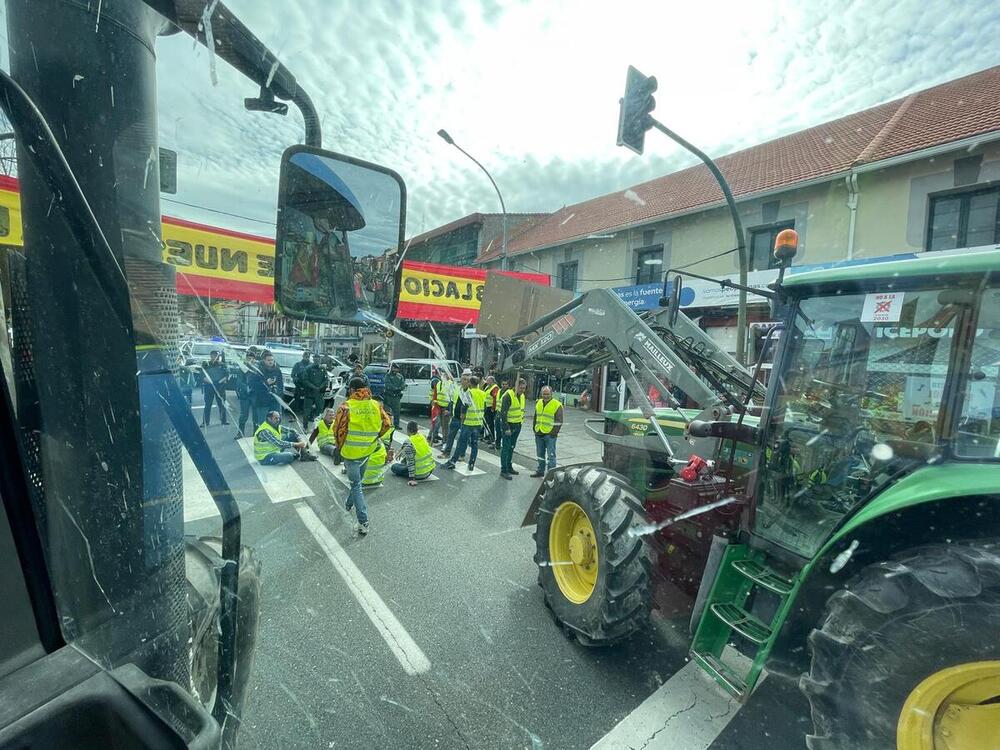 Tractoristas abulenses, bloqueados en San Rafael