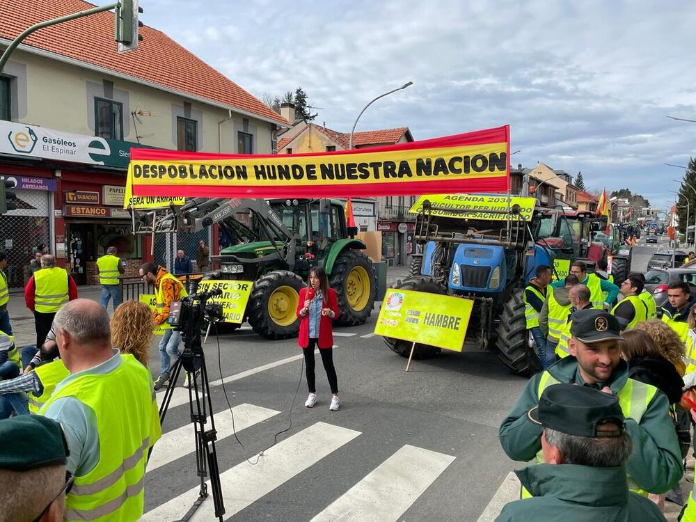 Tractoristas abulenses, bloqueados en San Rafael