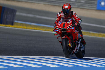 Bagnaia, Roberts y Alonso marcan la pauta en sus categorías