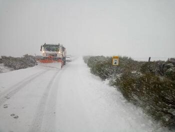 Precaución en 11 tramos de carreteras de Ávila tras la nevada