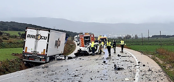 Dos fallecidos al chocar su coche contra un camión en Soria
