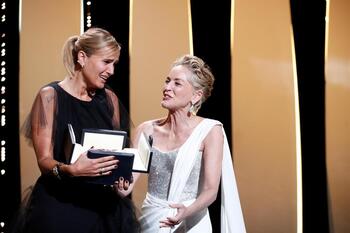 Julia Ducournau recibe la Palma de Oro de Cannes por 'Titane'