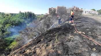 Incendio urbano en Arévalo, junto a las piscinas municipales