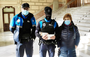 Encuentra 1.000 euros en un cajero y los lleva a la Policía