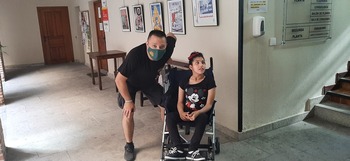 Guardias Civiles Solidarios ayudan a una joven con parálisis