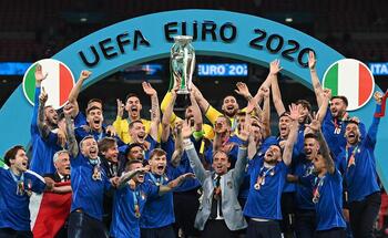 Italia encuentra la gloria en los penaltis