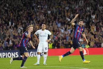Lewandowski evita la eliminación del Barça en un partido loco
