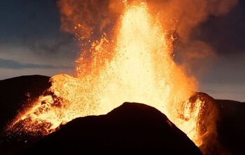 Un volcán entra en erupción a 40 kilómetros de Reikiavik