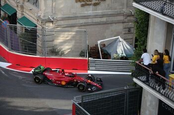 Leclerc domina el viernes en Bakú y Alonso sorprende