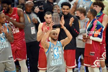 Curry le regala al Team LeBron su quinto All-Star