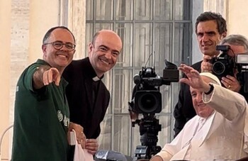 El Papa Francisco saluda a la UCAV