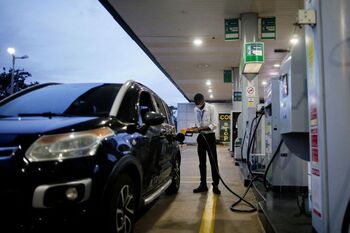 La gasolina y el gasóleo baten récords y superan los dos euros