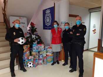 La Comisaría se suma a la recogida de juguetes de Cruz Roja
