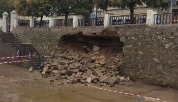 Un muro del patio del colegio de Casavieja se derrumba
