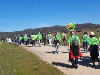 Unas 800 personas en la marcha contra las minas en el Corneja