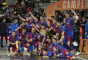 El Barça levanta su tercera Supercopa