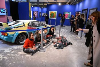 Varios activistas cubren una obra de Andy Warhol con harina
