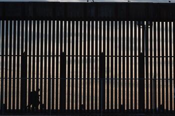La política migratoria de Trump permanecerá vigente en EEUU