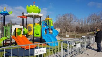 El Ayuntamiento renueva parques infantiles de la zona sur