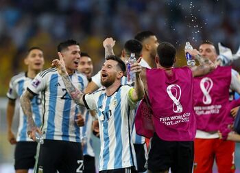 Messi alcanza los mil y Argentina, los cuartos