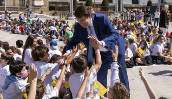 Mañueco celebra el Día de Europa con escolares salmantinos