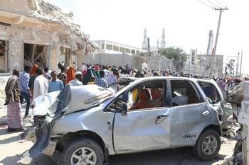 Un atentado con coches bomba en Mogadiscio deja 100 muertos