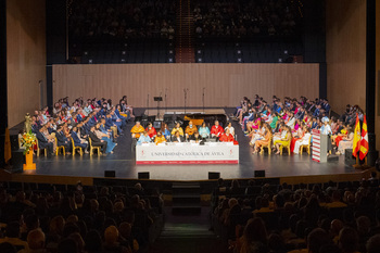 La UCAV celebra su graduación más numerosa, con 205 alumnos
