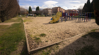 El Ayuntamiento cubrirá una zona de juegos infantiles
