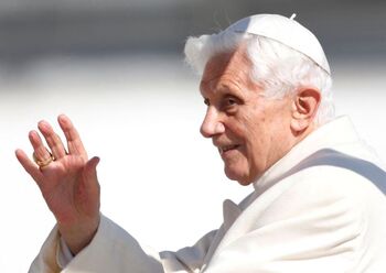 Benedicto XVI es acusado de inacción en casos de abuso