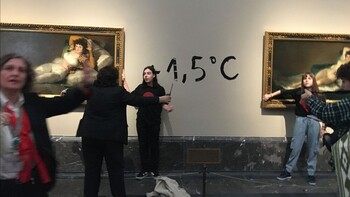 Dos activistas se pegan a 'Las Majas' de Goya en el Prado