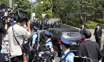 El coche fúnebre que transporta a Shinzo Abe llega a Tokio