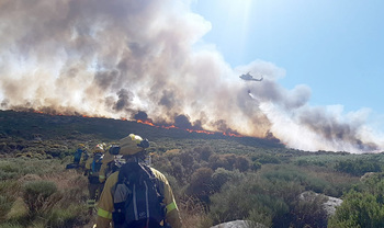 Continúa activo el incendio de Santa Cruz del Valle