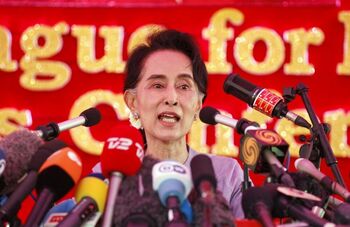 La junta militar birmana amplía la condena de Suu Kyi