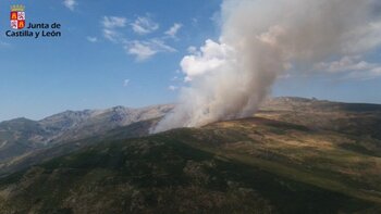 Continúa activo el incendio de Solana de Ávila