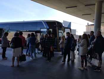 Más viajeros que plazas retrasan la salida del bus a Madrid