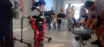 Presentan en A Coruña el primer exoesqueleto pediátrico
