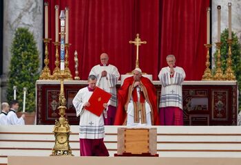 Francisco insta a la Iglesia a seguir los pasos de Benedicto XVI