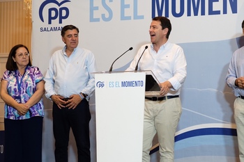 Mañueco celebra la victoria y Tudanca reivindica el Gobierno