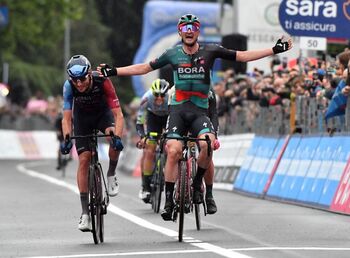 Denz repite triunfo en el Giro