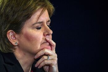 Sturgeon dimite como ministra principal de Escocia