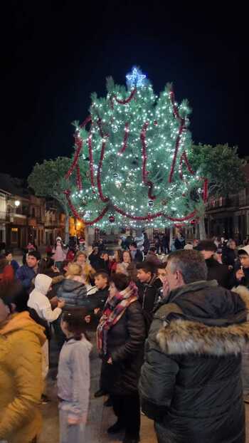 El Tiemblo recupera el árbol navideño de la plaza de España