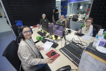 Una tertulia de radio que da voz a los mayores