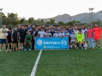 El Deportivo Arenas se presenta con su trofeo en la mano