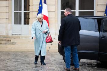 Le Pen acusa a Macron de 