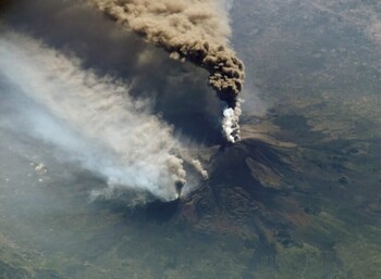 El Etna entra de nuevo en erupción en Sicilia