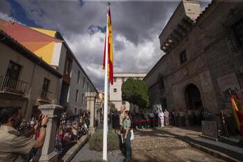 La bandera ondea en Ávila por los militares