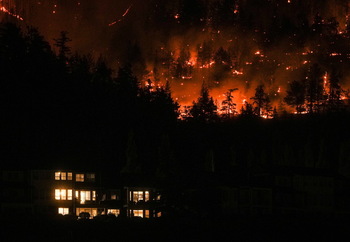 Cientos de incendios asolan el oeste de Canadá