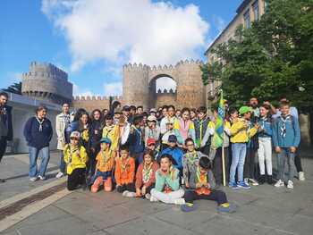 Los scouts de Ávila salen a la calle para festejar a San Jorge